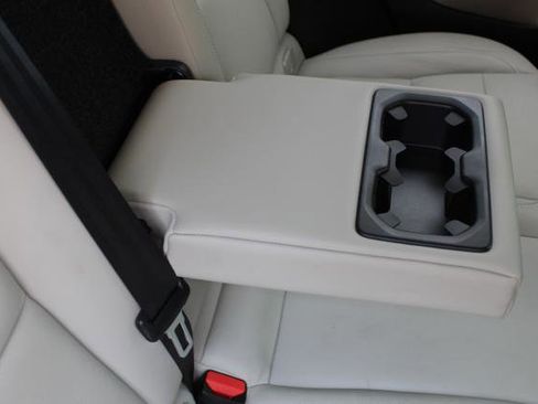 Used 2022 Volvo XC40 T5 Momentum image 28