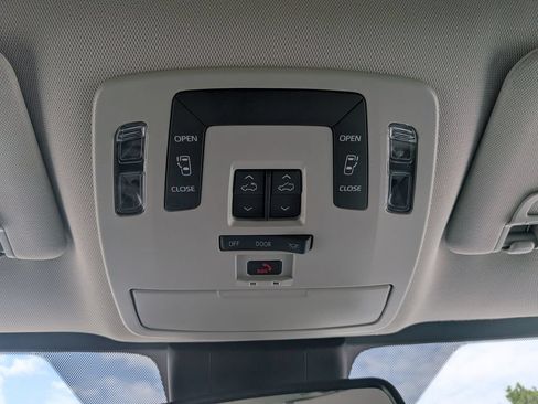 Used 2025 Toyota Sienna LE w/ LE Plus Package FWD image 23