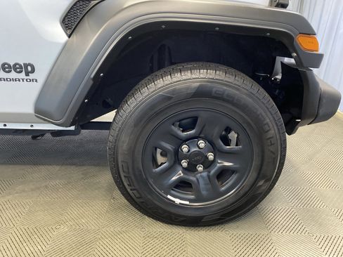 Certified 2022 Jeep Gladiator Sport image 46