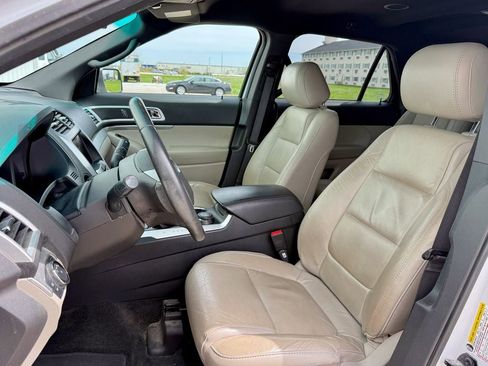 Used 2014 Ford Explorer XLT w/ Equipment Group 202A AWD/4WD image 11
