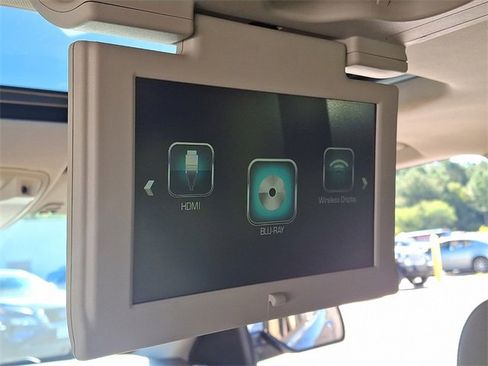 Used 2020 Chevrolet Suburban Premier image 25