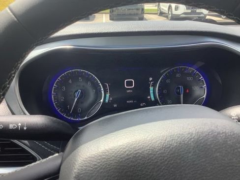 Used 2025 Chrysler Pacifica Limited FWD image 24