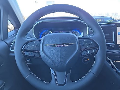 New 2026 Chrysler Pacifica Select w/ S Appearance Package image 39