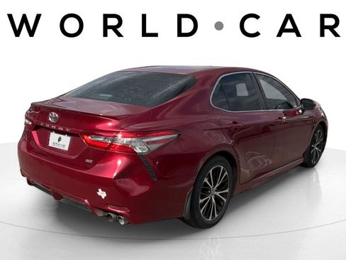 Used 2018 Toyota Camry SE w/ Moonroof Package image 3