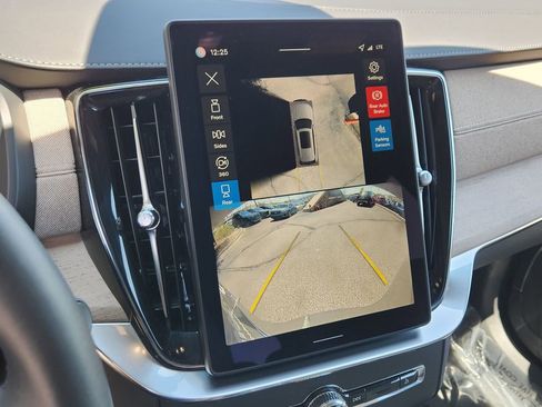 New 2026 Volvo XC90 T8 Plus w/ Protection Package Premier AWD/4WD image 9