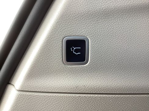 Used 2023 Chrysler Pacifica Touring-L image 17