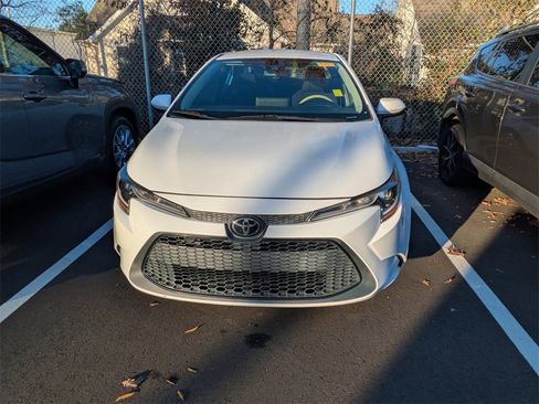 Used 2020 Toyota Corolla LE image 2