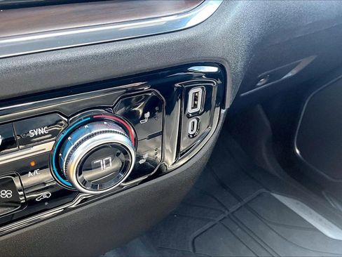 Used 2024 GMC Sierra 1500 SLT image 25