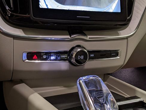 New 2026 Volvo XC60 B5 Ultra w/ Protection Package Premier image 18