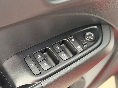 Used 2023 Hyundai Venue Limited FWD image 9