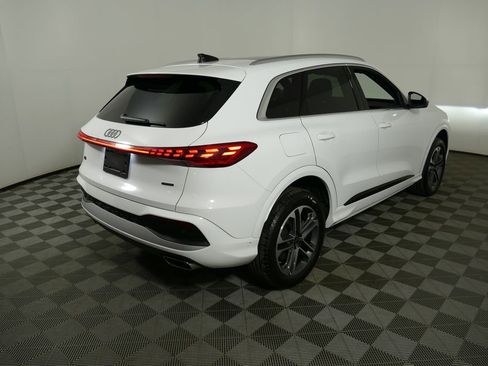 Certified 2025 Audi Q5 Premium w/ Convenience Package AWD/4WD image 3