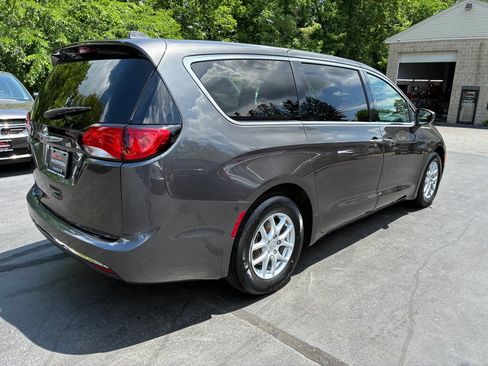 Used 2020 Chrysler Pacifica Touring FWD image 7