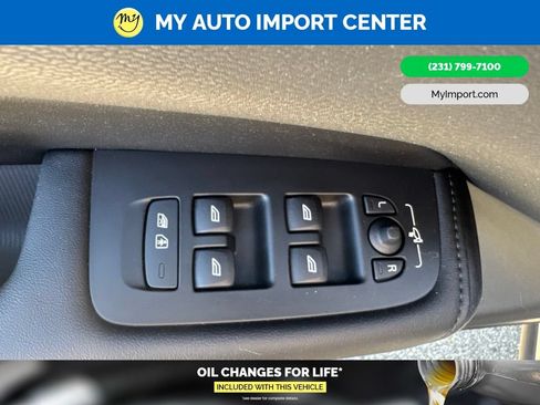 Used 2023 Volvo XC60 B5 Plus AWD/4WD image 12