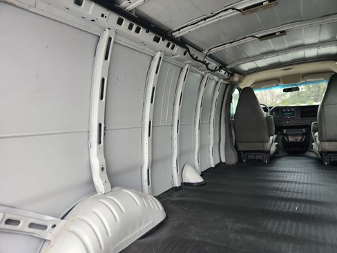 Used 2017 GMC Savana 3500 Extended image 41