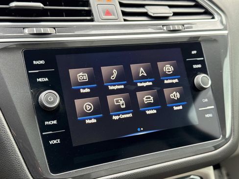 Used 2023 Volkswagen Tiguan SE image 3