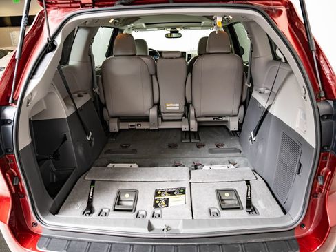 Used 2020 Toyota Sienna XLE FWD image 21