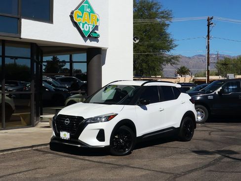 Used 2023 Nissan Kicks SR image 2