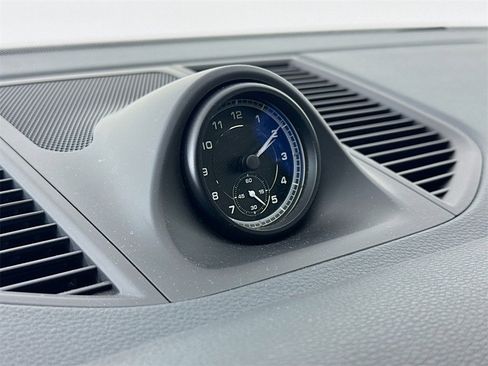 Certified 2025 Porsche Macan image 17
