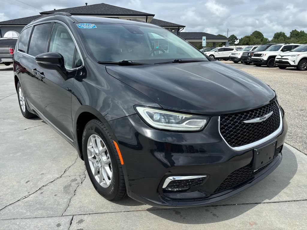Used 2022 Chrysler Pacifica Touring-L FWD image 2