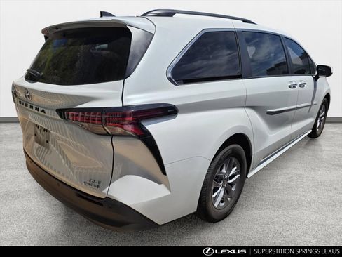 Used 2022 Toyota Sienna XLE FWD image 3