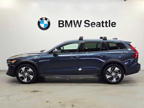 Used 2022 Volvo V60 T5 Cross Country image 3