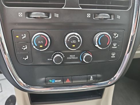 Used 2019 Dodge Grand Caravan SXT FWD image 26