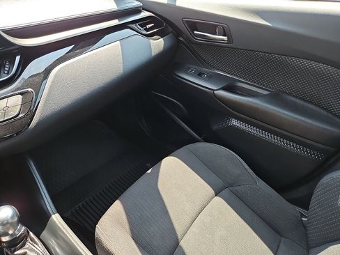 Used 2018 Toyota C-HR XLE FWD image 25