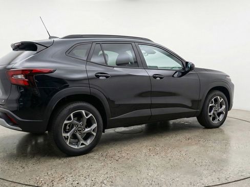 Used 2025 Chevrolet Trax LT w/ LT Convenience Package image 9