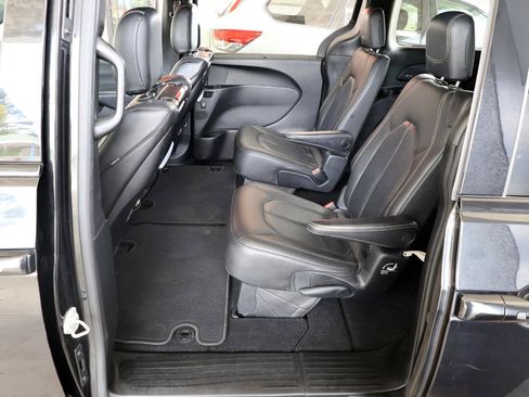 Used 2019 Chrysler Pacifica Touring-L Plus w/ Advanced Safetytec Group FWD image 21