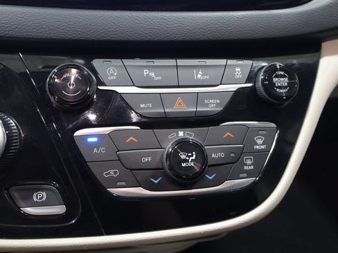 Used 2023 Chrysler Pacifica Touring-L FWD image 26