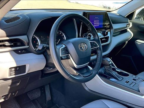 Used 2023 Toyota Highlander XLE image 6