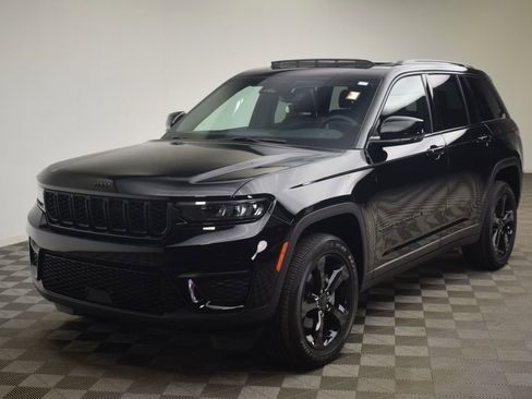 Used 2024 Jeep Grand Cherokee Altitude AWD/4WD image 2