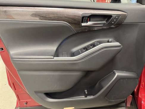 Used 2021 Toyota Highlander Limited AWD/4WD image 18