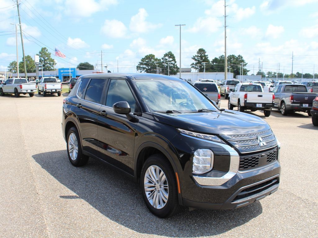 Used 2022 Mitsubishi Outlander ES FWD image 2
