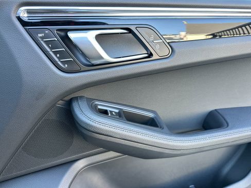 Certified 2025 Porsche Macan AWD/4WD image 19