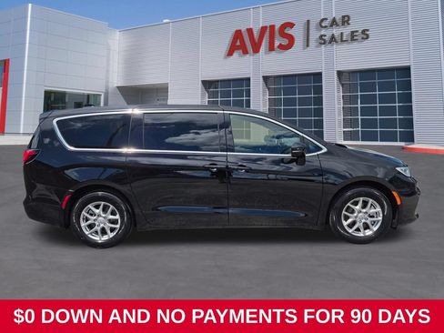 Used 2025 Chrysler Pacifica Select FWD image 4