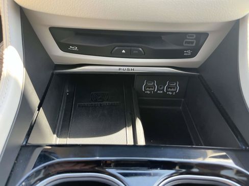 Used 2023 Chrysler Pacifica Limited w/ Uconnect Theater Family Group FWD image 20