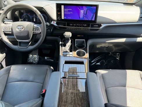 Certified 2025 Toyota Sienna Limited AWD/4WD image 12