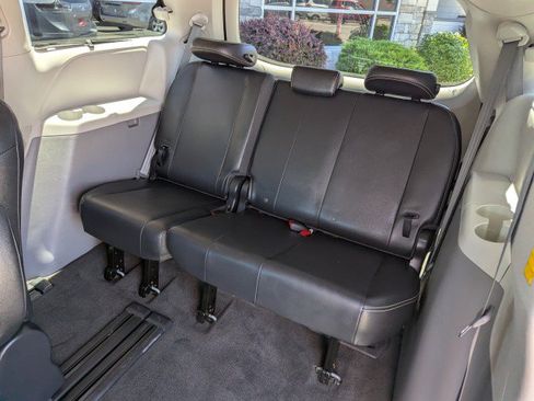 Used 2014 Toyota Sienna SE FWD image 28
