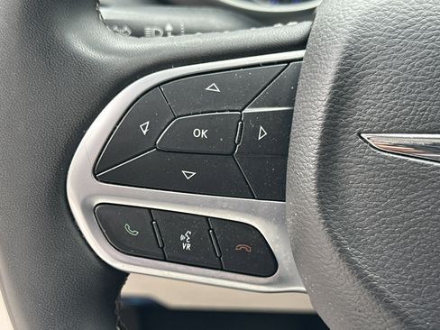Used 2023 Chrysler Pacifica Touring-L FWD image 23