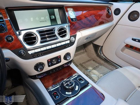Used 2016 Rolls-Royce Dawn RWD image 24