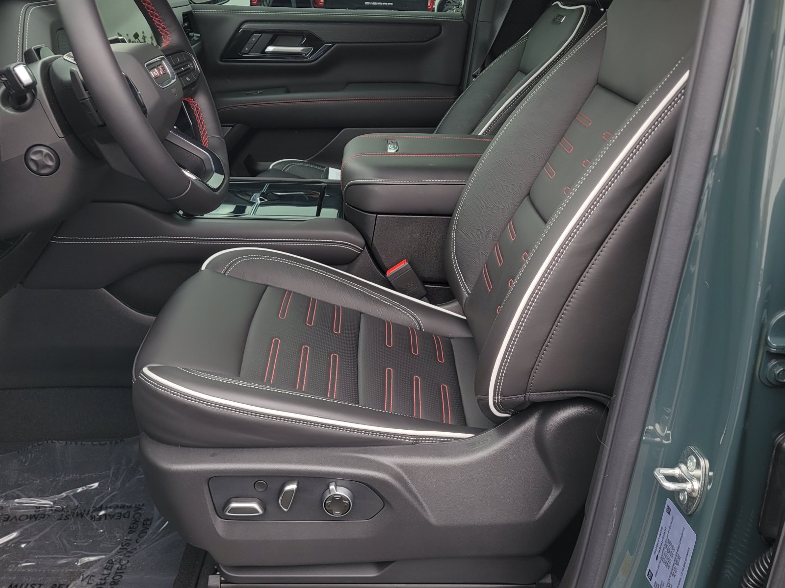 Used 2026 GMC Yukon AT4 Ultimate AWD/4WD image 9