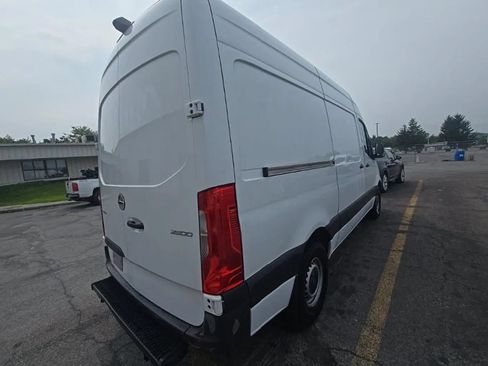 Used 2021 Freightliner Sprinter 2500 RWD image 3