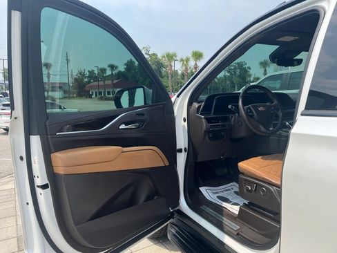 Used 2021 Cadillac Escalade Premium Luxury AWD/4WD image 10