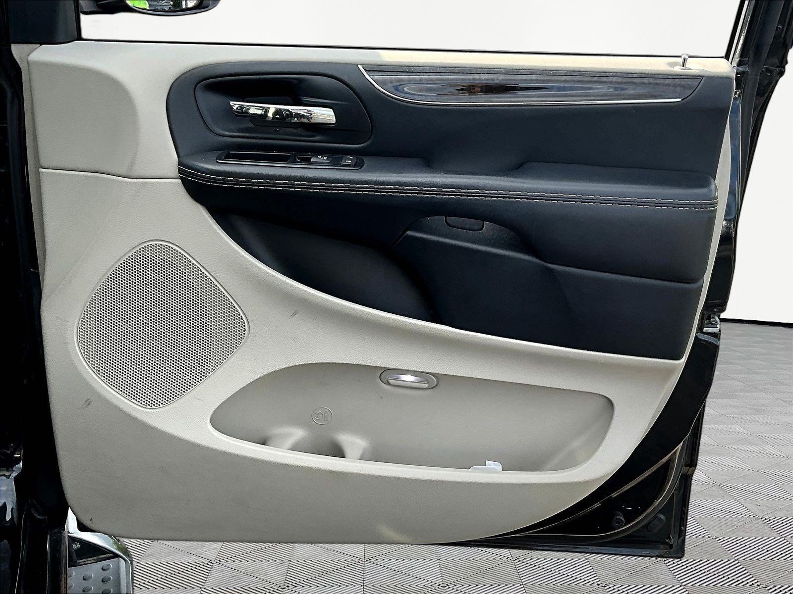Used 2015 Chrysler Town & Country Touring-L w/ Driver Convenience Group FWD image 27