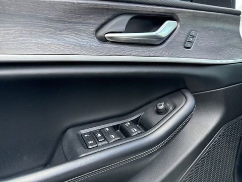 Used 2023 Jeep Grand Cherokee Limited image 27