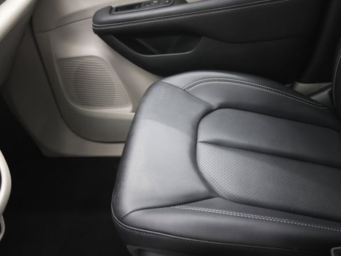 Used 2024 Chrysler Pacifica Touring-L image 14