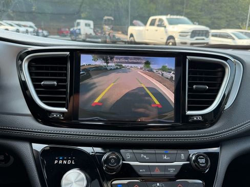 Used 2025 Chrysler Pacifica Limited FWD image 18