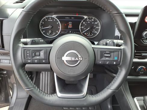 Used 2025 Nissan Pathfinder SV image 11