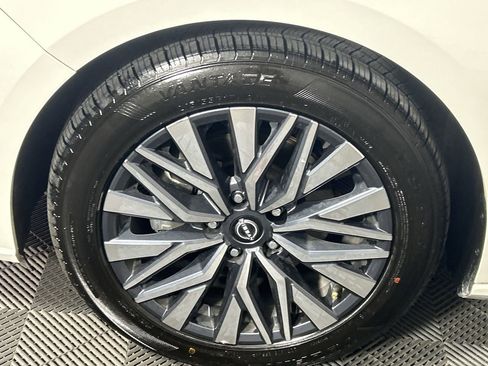 Used 2025 Nissan Altima 2.5 SV FWD image 10